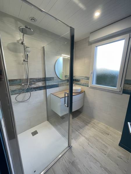 Salle de bain moderne et douche spacieuse à Bourg-Achard