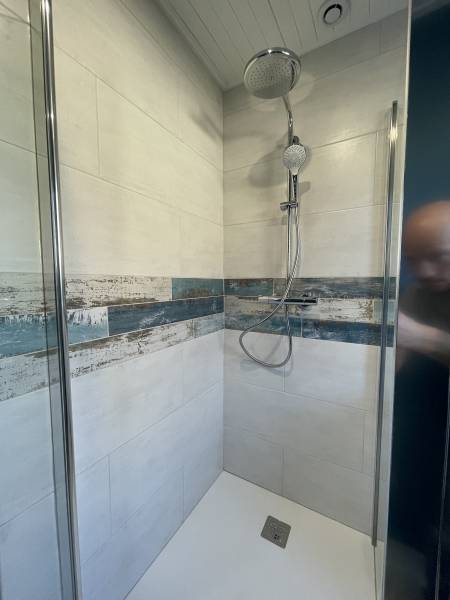 Salle de bain moderne et douche spacieuse à Bourg-Achard