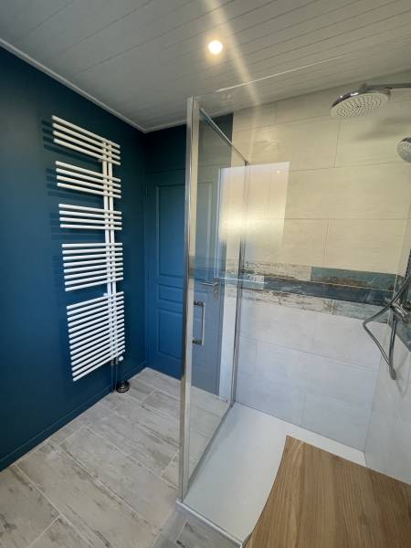 Salle de bain moderne et douche spacieuse à Bourg-Achard