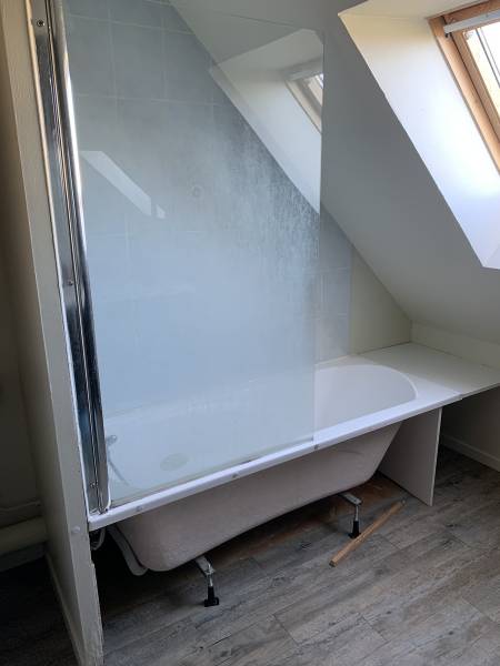 Pose d'une baignoire moderne