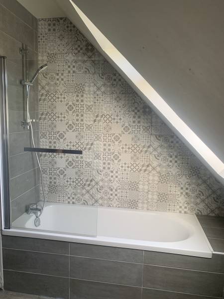Pose d'une baignoire moderne