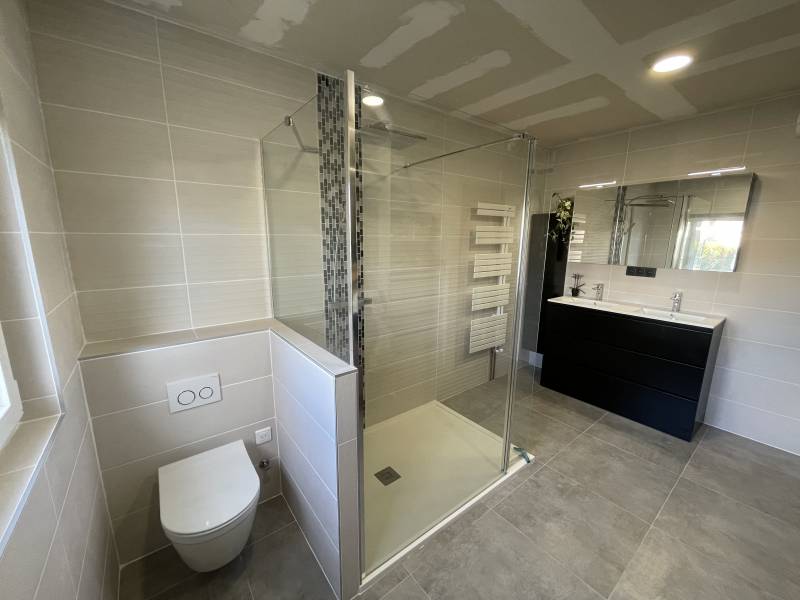 Admirez cet avant, pendant, après d'une salle de bain