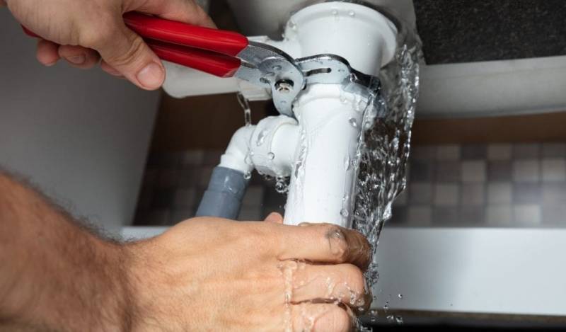 Trouver un réparateur suite à une fuite sur un lavabo, dans une salle de bain