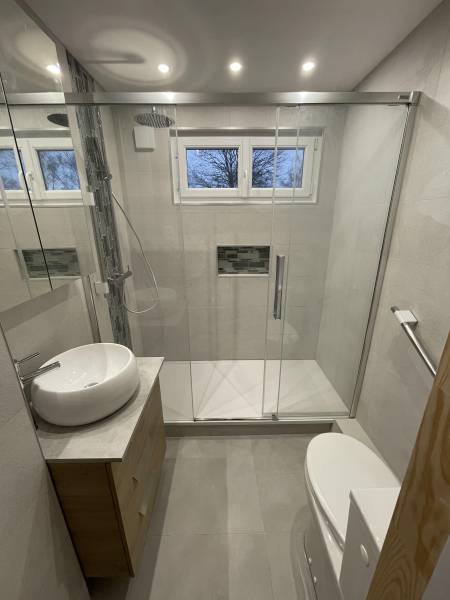 Création d'une grande douche dans une petite salle de bain à Honguemare Guenouville